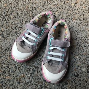See Kai Run Kids Sz 3 
Girls Sneakers